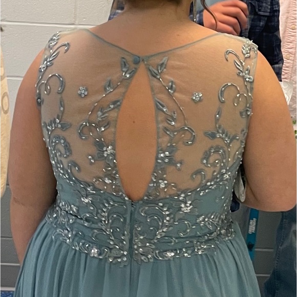 Formal dress - Picture 3 of 5